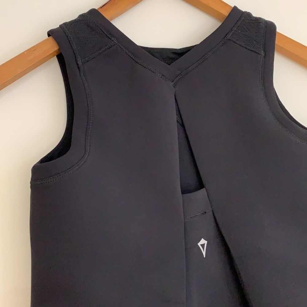 Sold !! (by lululemon) Tunic Tank Spacer Lasercut with Pockets, Black Sz8 - Picture 3 of 10